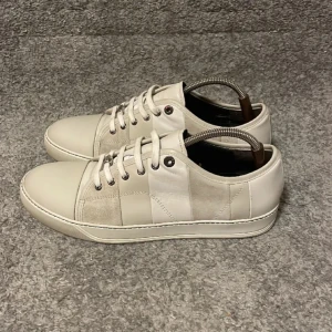 Lanvin skor - Tja! Säljer mina unika lanvins då de knappast kommer till användning längre. Använda men väl omhändertagna. Storlek UK 10 vilket motsvarar EU 44, sällsynt utgåva. Hör av dig vid frågor. En ordentlig tvätt görs innan köp av skorna!