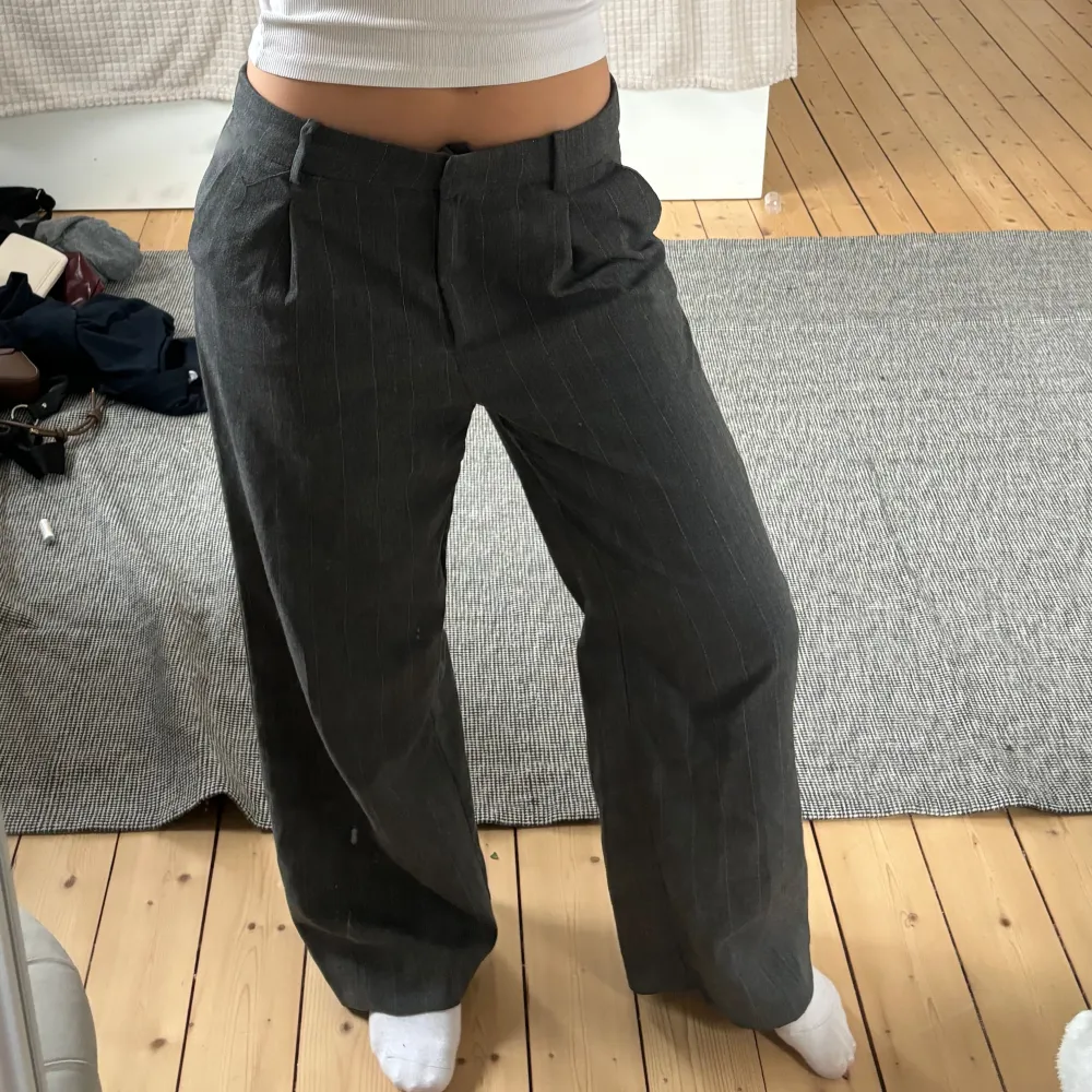 jättefina baggy kostymbyxor som inte används längre då jag gillar mer tajta kostymbyxor❣️. Jeans & Byxor.