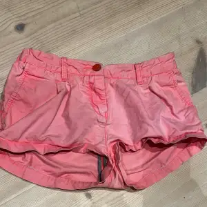 Super fina neon rosa short från Scotch R’belle som funkar till storlekarna S och Xs💕⭐️