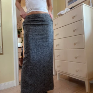 Grå stickad maxikjol - Grå stickad maxikjol från french collection, midjemått 74cm längd 96cm!