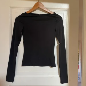 Båtringad svart långärmad tröja monki - Båtringad svart långärmad tröja från monki, helt oanvänd, stl xs.