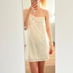 Vit klänning med paljetter / glitter  - Från hm i storlek xs. Mycket fint skick! 