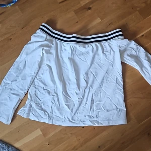 Off shoulder tröja - Bra skick, knappt använd