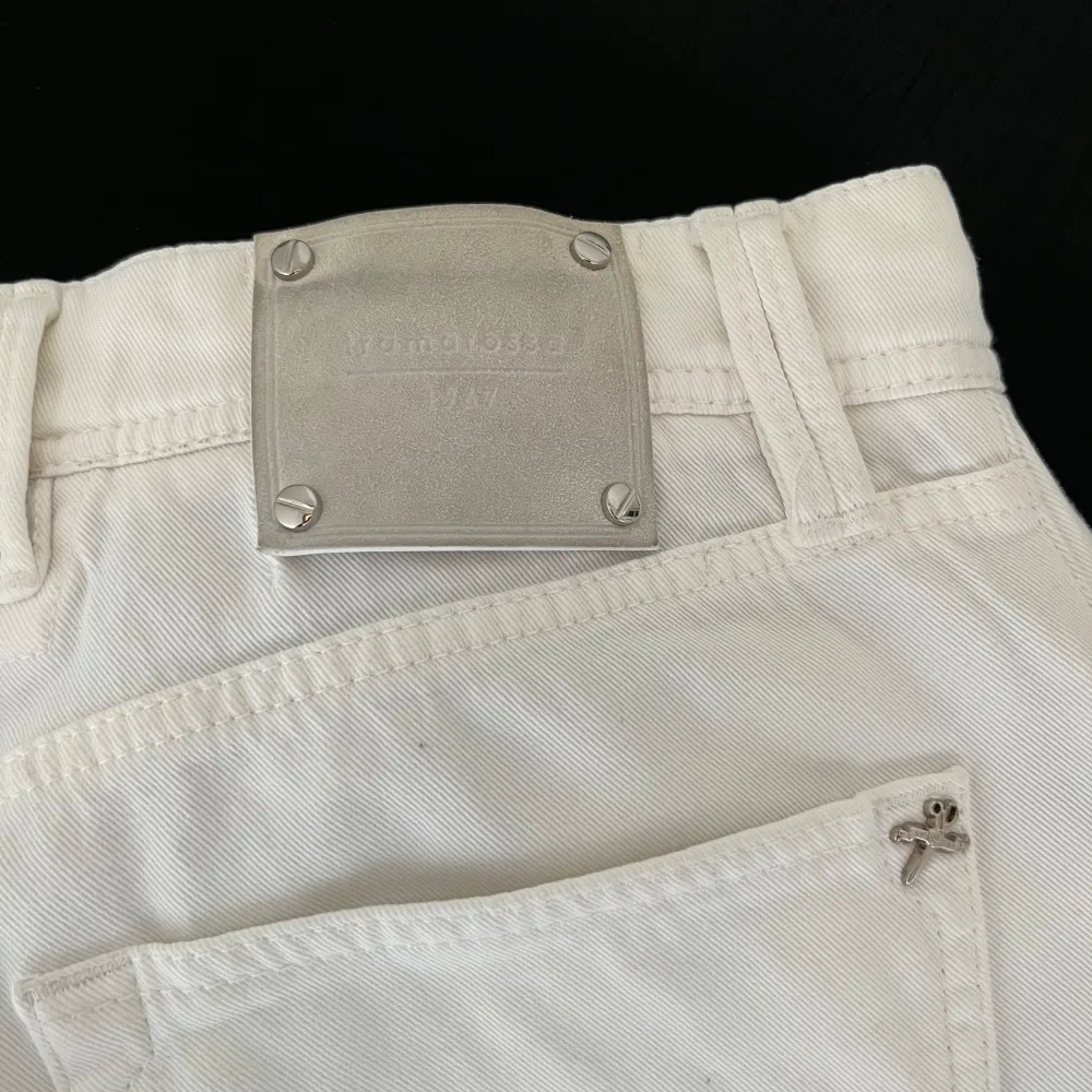 Vita jeans från Sartoria Tramarossa i storlek W33. Modellen är kortare i benen så passar bra till sommaren. Har bara använts ca 5 gånger då jag inte haft tillfälle att använda vita jeans :/. Jeans & Byxor.