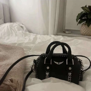 Zadig Sunny bag - Säljer denna Zadig väskan,kedjan är lite rostig och finns lite andra väldigt små defekter man annars i väldigt bra skick💗skriv för mer bilder💗💗