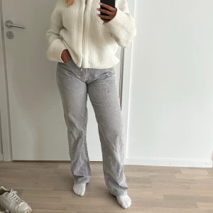 Manchesterbyxor  - Coola manchesterbyxor från Levi's. Rak modell med hög midja. Passar både herr och dam.   Byxorna har ett litet hål vid sidan av bakfickan, se bild.