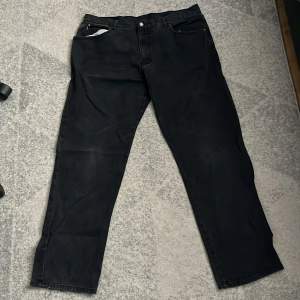 Baggy jeans nu ute här på plicken då jag inte använder dem och dessa sitter väldigt bra (kom privat för bilder). Säljer dessa extremt billigt då jag hittade dem på en second hand affär i spanien för 2 år sen.