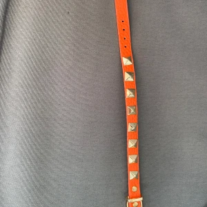 Orange armband med taggar - Taggarna är inte spetsiga