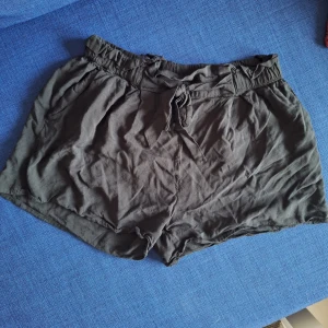 Viskos shorts - Viskos shorts från Terranova  Svart, storlek S Mycket bra skick
