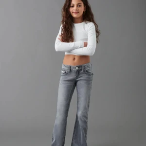 Low waist jeans - Chunky low flare jeans från Gina Young De har två defekter men inget jag tycker man tänker på, defekterna kan ses på bild 4 och 5💗 Det är köpta för 349kr men säljer för 200kr  Innerbenslängden är 80cm💕 Skriv för fler bilder/frågor💗  