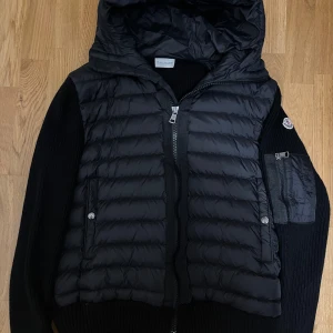 Moncler Cardigan - I väldigt fint skick där den inte används ofta i Storlek 3/L men passar bättre på någon som har S-M, För mer info eller bilder är det bara att skriva 