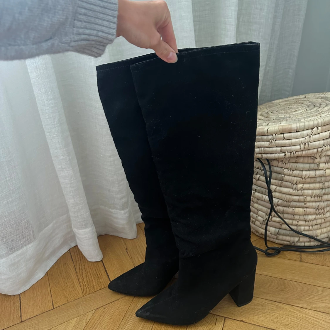 Högklackade stövlar 