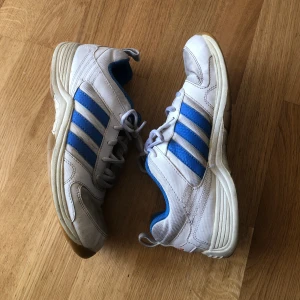Blåa Adidas skor - Supersnygga skor från adidas, använda en del så slitage finns. Men en lätt tvättning och det flesta borde gå bort!😇kan tänka mig gå ner i pris då mycket måste bort innan flytt 🥰