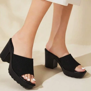 Skit snygga skor - Skit snygga skor, min fot är för stor och jag köpte den i vintras så kunde inte lämna tillbaka skorna. 