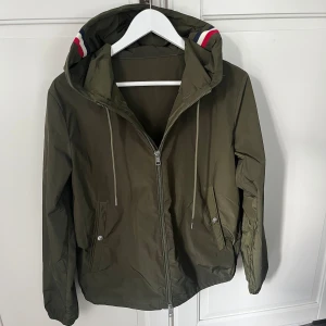 Moncler Windbreaker  - S men passar M. Nyskick, 9,5/10. Inga skador på den. Passar perfekt till sena sommarkvällar eller som en bra höstjacka.