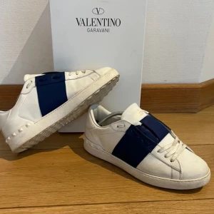 Valentino open - Säljer mina Valentinos eftersom jag har tröttnat på dom, box till skorna tillkommer. Skriv till mig privat för fler bilder eller frågor.