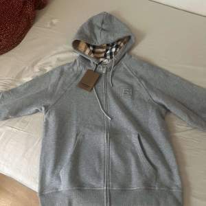 Burberry zip up i färgen grå i storlek L