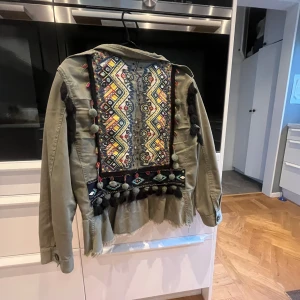 Säljer denna zara jacka  - Säljer denna unika gröna jacka från zara ❤️ Har haft den ganska länge men har använts sparsamt ❤️ dock har några detaljer på ryggen åkt av som ni ser på bilderna men inget som märkts !❤️ hör av er vid frågor och bilder ❤️