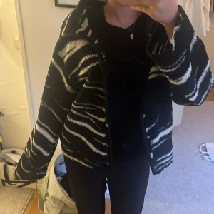 Fluffig kofta  - Jätte söt kofta/jacka från hm som ej kommer till användning längre helt slutsåld 