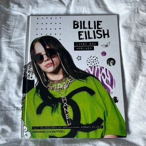 Billie Eilish bok - En bok som handlar om Billie Eilish i mycket bra skick, endast läst 1 gång🤩