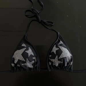 Bikiniöverdel  - Säljer denna suuuuper coola bikiniöverdelen som tyvärr inte passar mig 😢   Aldrig använd🫶🏽