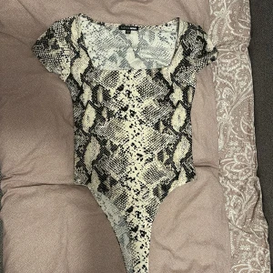 Body i ormmönster - Body i ormmönster från Fashionnova i storlek S, men funkar också till de som har XS.