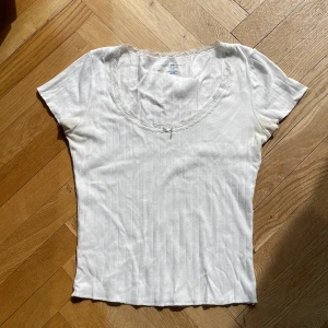 Topp - Söt trendig topp från brandy Melville. Har använt den flera gånger. Storlek onesize men skulle säga att den passar storlek s/xs. Skriv för fler bilder!! Nypris 198kr