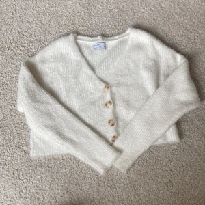 Kofta - Super mjuk kofta från bershka. Aldrig använd, nyskick. Stretchig.