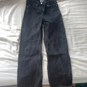 Svarta jeans  - Svarta ganska baggy jeans. Alldeles för korta för mig som är 1,70. Men annars jätte snygga!