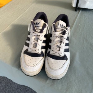 Adidas Forum Orginals  - Adidas Forum originals Navy Blue lows   250kr   