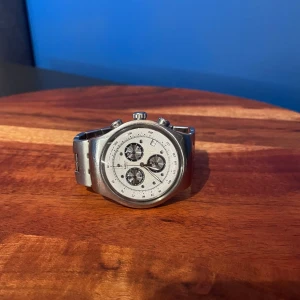 Swatch Wealthy Star 47mm klocka herr  - Måttligt skick några repor tittad på hos stjärnurmakarna för ca 3 mån sedan. Nypris 3400kr samma som James bond 007 hade i filmen.Plus Timer och datum. Ovanlig