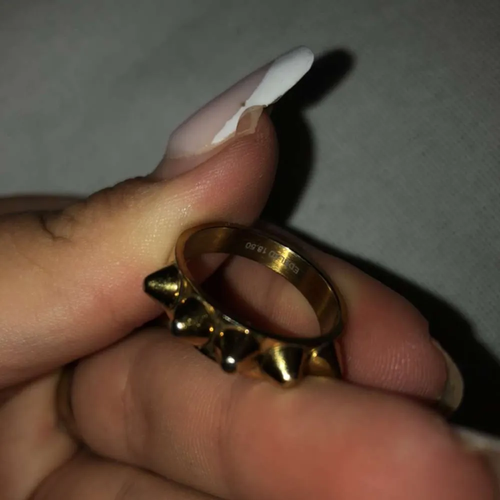 Säljer min jätte fina ring från Edblad som intr kommer till användning då jag har andra, köpt i januari, har lite repor på sidorna (se bild) syns inte på sidan med nitarna 200+frakt . Accessoarer.