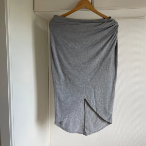 Kjol grå ginatricot  - Storlek L pris 150kr 