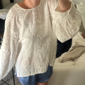 Vit blus - Blus i nyskick från arket  Nypris är 1000kr  