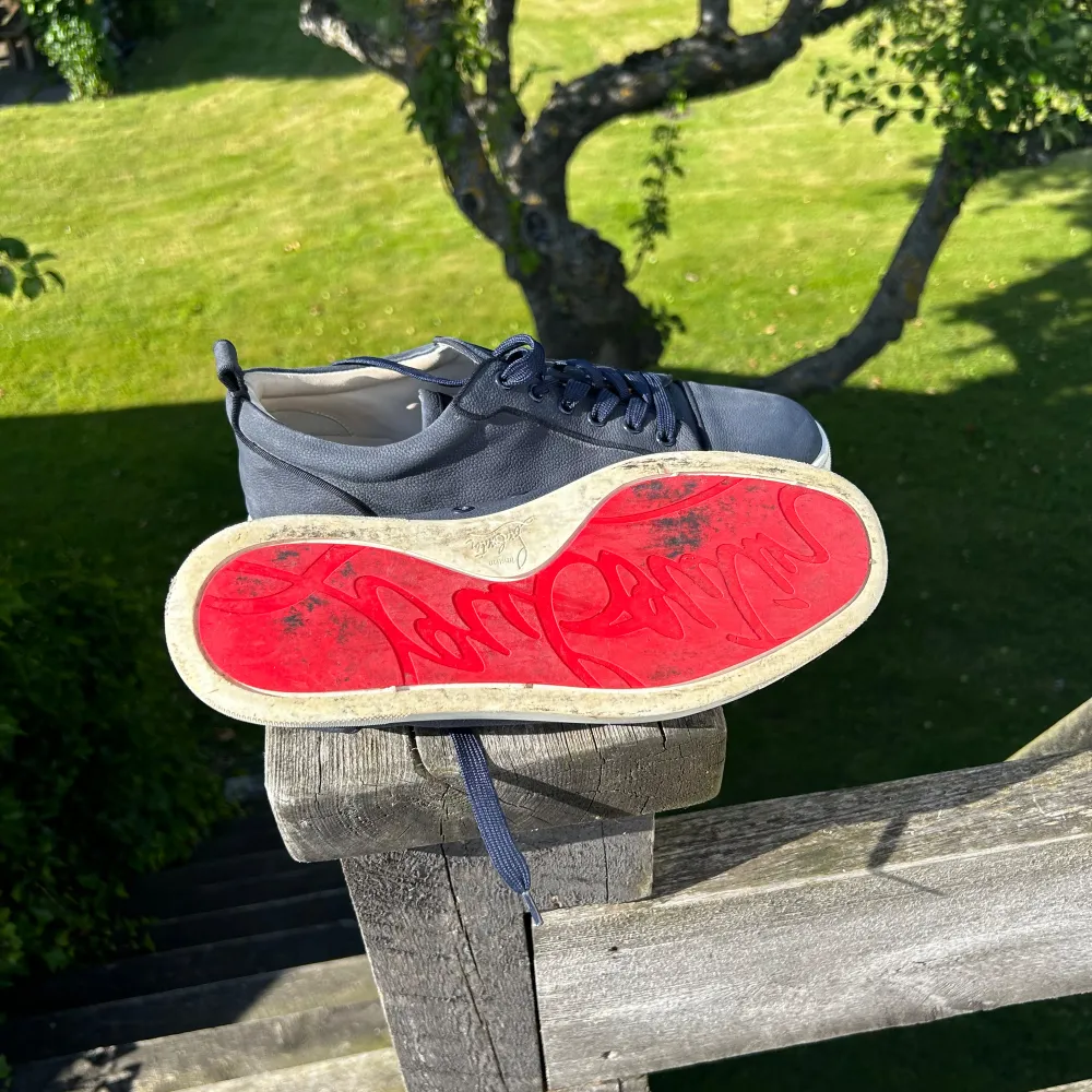 Hej säljer nu mina loubs som ör i ganska bra skick 7/10, endast en defekt framme vid tårna på vänster skon, bild på 5e bilden. Äkta såklart. Köpta för 4000 mitt pris 2300, kan gå ner i pris vid snabb affär. Tveka inte att höra av er om funderingar 🥂. Kengät.