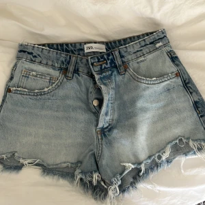 Zara shorts - Använda men i fint skick Mid waist 