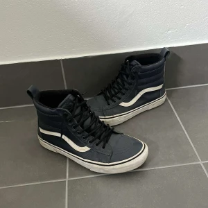  Vans skor -  Säljer dessa skor. Superbra att ha på vintern. Skorna knappt använda och är i super bra skick. Storlek 42. Vid minsta lilla fundering hör av dig! 