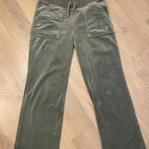 Juicy Couture byxor - Ett par nästan oanvända Juicy Couture byxor i storlek S. De är i mycket gott skikt men anledningen till försäljningen är att jag vill köpa en annan färg. Jag kan mötas upp i Stockholm för överlämning. Hör gärna av dig vid intresse eller frågor!!
