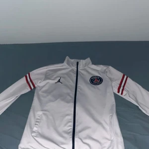 Psg tracksuit 2021/2022 - Produkten är inte använd bara testat, säljer eftersom att den inte passar mig. Dm för flera frågor eller bilder! Pris kan diskuteras vid snabbaffär.