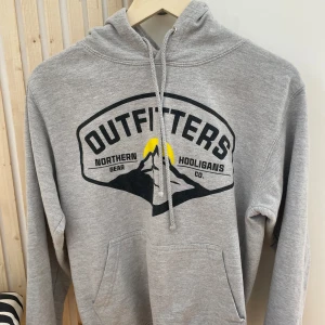 Northern hooligans hoodie - Säljer då den är för liten på mig. Lite använd 