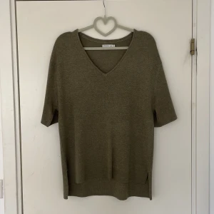 Stickad t-shirt - Stickad t-shirt i storlek xs. Tröjan är stor i storleken, jag har normalt S och sen sitter oversized på mig.