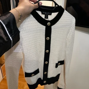 Ny kofta - Helt ny , bara köpt men inte haft tid än för andvändning, köpt på new yorker , i storlek s, knapparna går att öppna om man vill ha den som en koft/jacka över någåt 💕