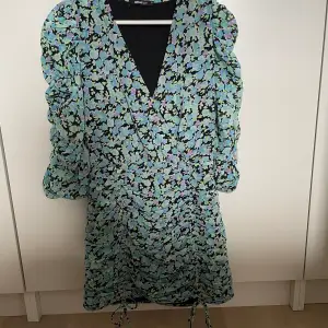Klänning med rynkad detalj från Gina tricot