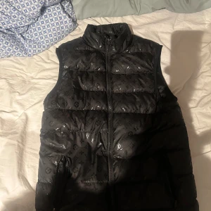 LV Väst - Säljer denna LV väst som jag inte använder längre köpte den på marketplace för ca 1 år sen inte använd mycket. Storlek S. Skicka PM. 