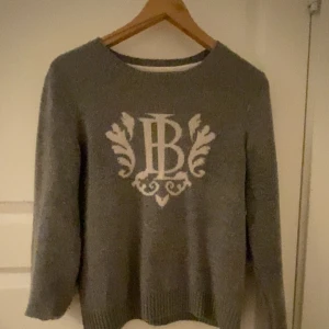 Söt stickad tröja - En söt tröja från bondelid, storlek S men sitter som XS🩷