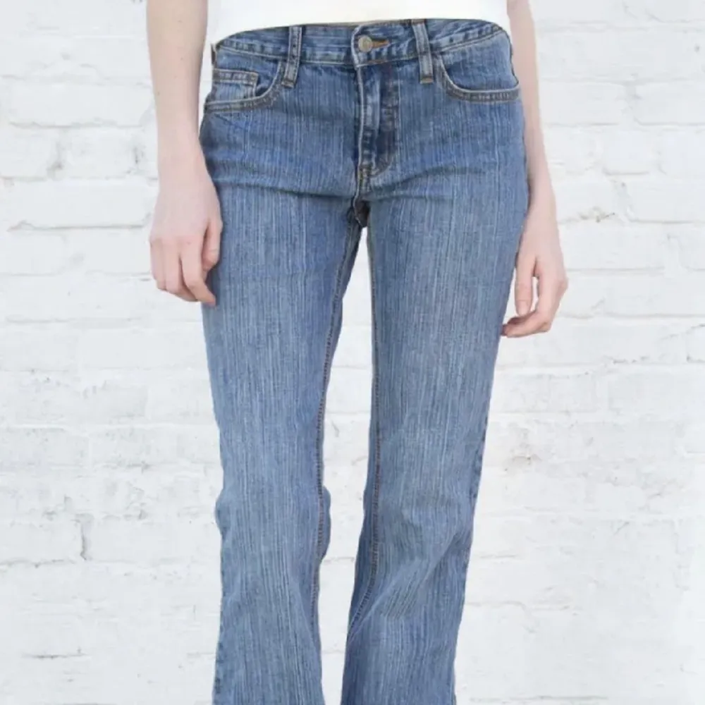 Säljer dessa super snygga jeans från Brandy Melville då de är lite förstora för mig! De är i jättefint skick och nästintill oanvända. Hör gärna av dig om du har frågor!☺️🤍. Jeans & Byxor.