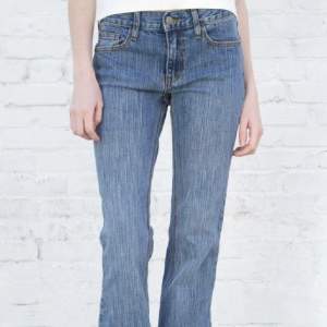 Säljer dessa super snygga jeans från Brandy Melville då de är lite förstora för mig! De är i jättefint skick och nästintill oanvända. Hör gärna av dig om du har frågor!☺️🤍
