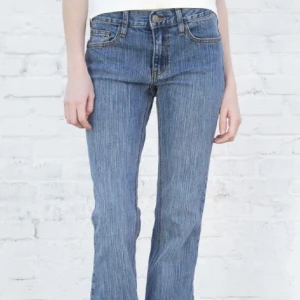 Brielle 90s Jeans - Säljer dessa super snygga jeans från Brandy Melville då de är lite förstora för mig! De är i jättefint skick och nästintill oanvända. Hör gärna av dig om du har frågor!☺️🤍