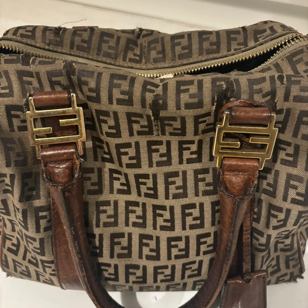 Hej säljer nu min fina bruna handväska från fendi, köpt på vestire. Den har lite slitningar här och där som infogat på bilder.. men en allmänt fin snygg väska!! 🫶🏼🫶🏼 skriv för mer bilder eller info!! 🩷. Väskor.