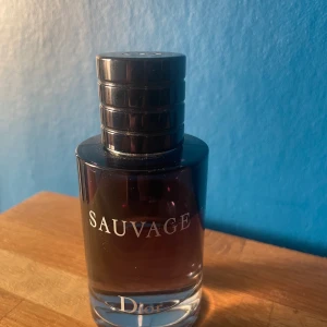 Dior sauvage EDT - Köptes i 60 ml där priset ligger på 1000 kr men är använd och ligger på 40ml nu, säljer eftersom har hittat en annan som jag använder. Har du frågor eller tänker ett annat pris så är det bara att skriva 